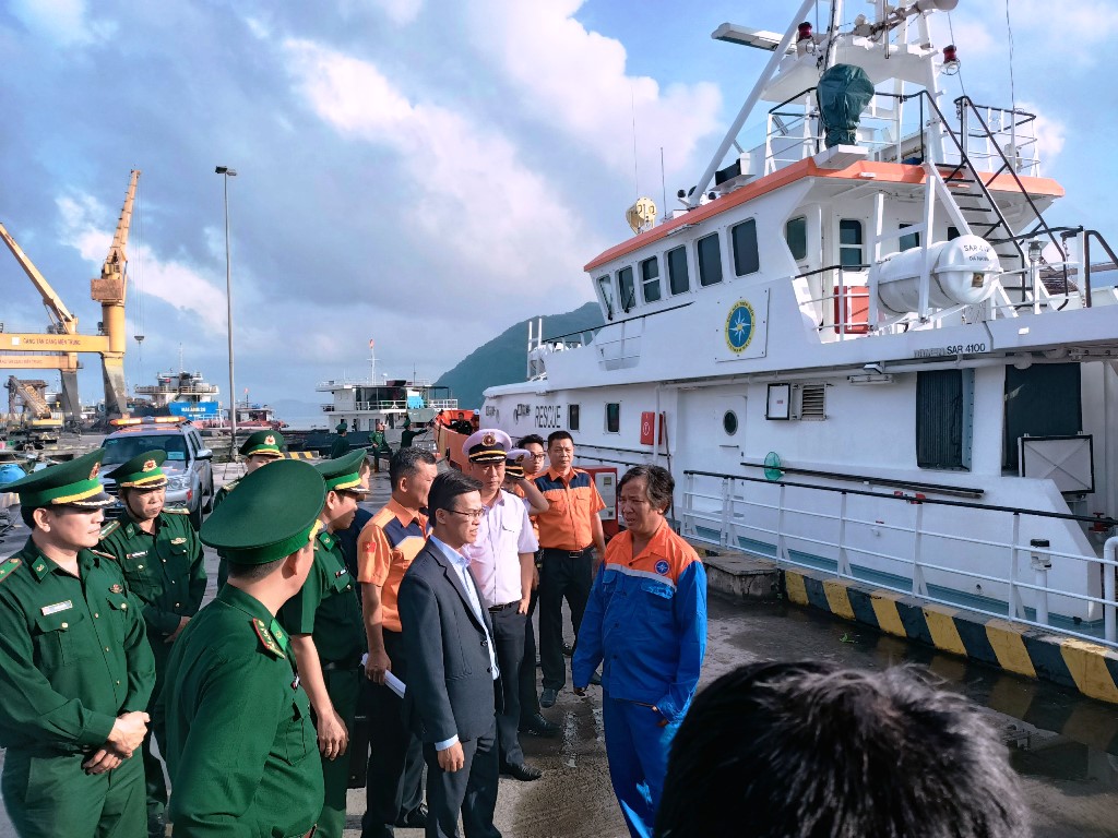 Tàu SAR412 đưa các thuyền viên tàu QNg 90251 TS về Cảng Hải đoàn 48, thành phố Qui Nhơn.