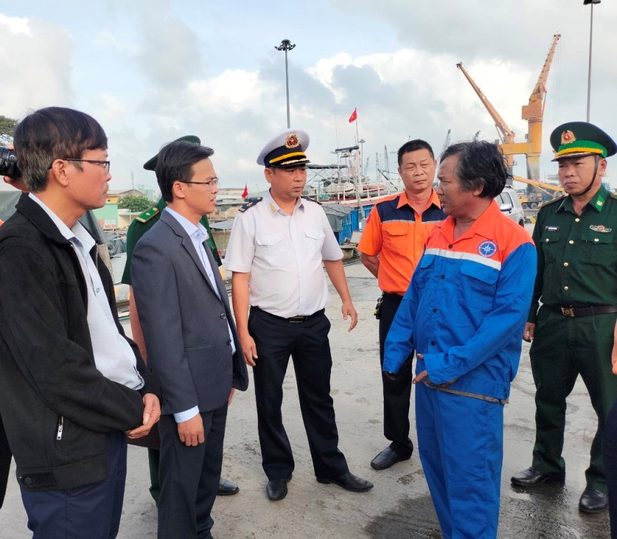 Lãnh đạo huyện Bình Sơn thăm hỏi, động viên các ngư dân tàu QNg 90251 TS