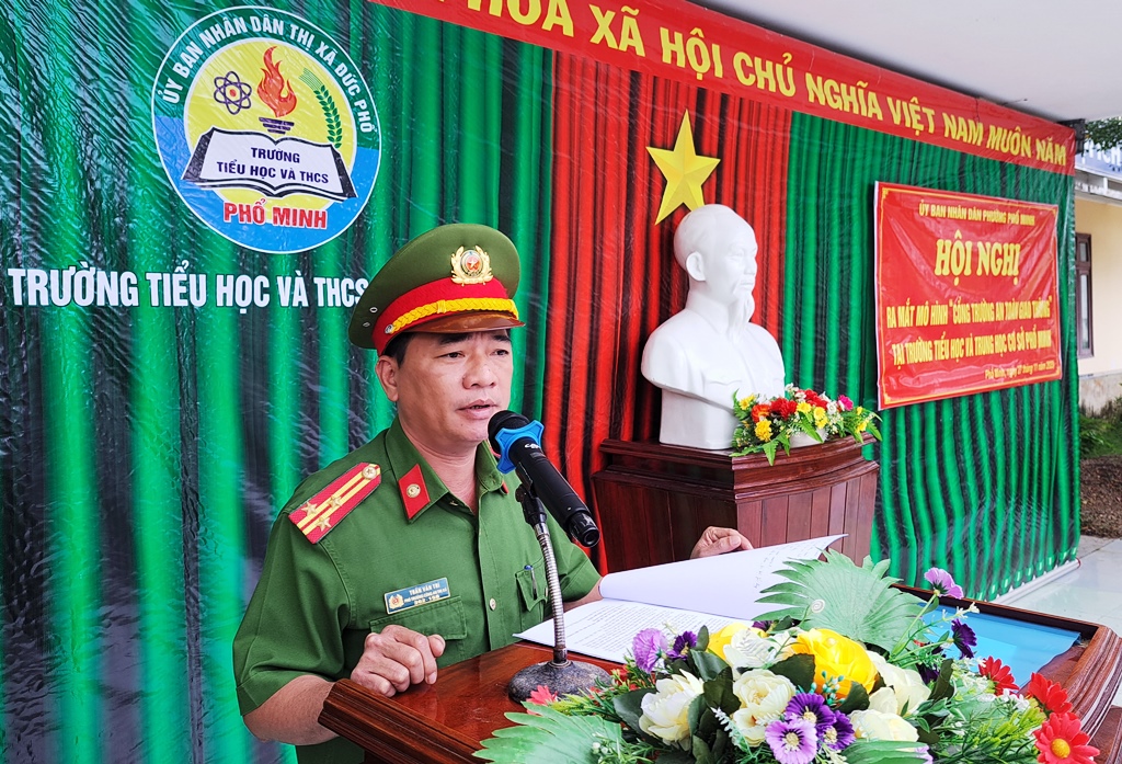 Thượng tá Trần Văn Trí, Phó Trưởng Công an thị xã Đức Phổ phát biểu tại buổi ra mắt