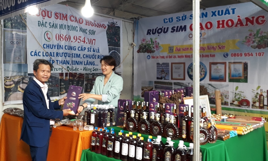 Gian hàng rượu sim Cao Hoàng của doanh nghiệp tại huyện Nông Sơn, tỉnh Quảng Nam tại Hội chợ