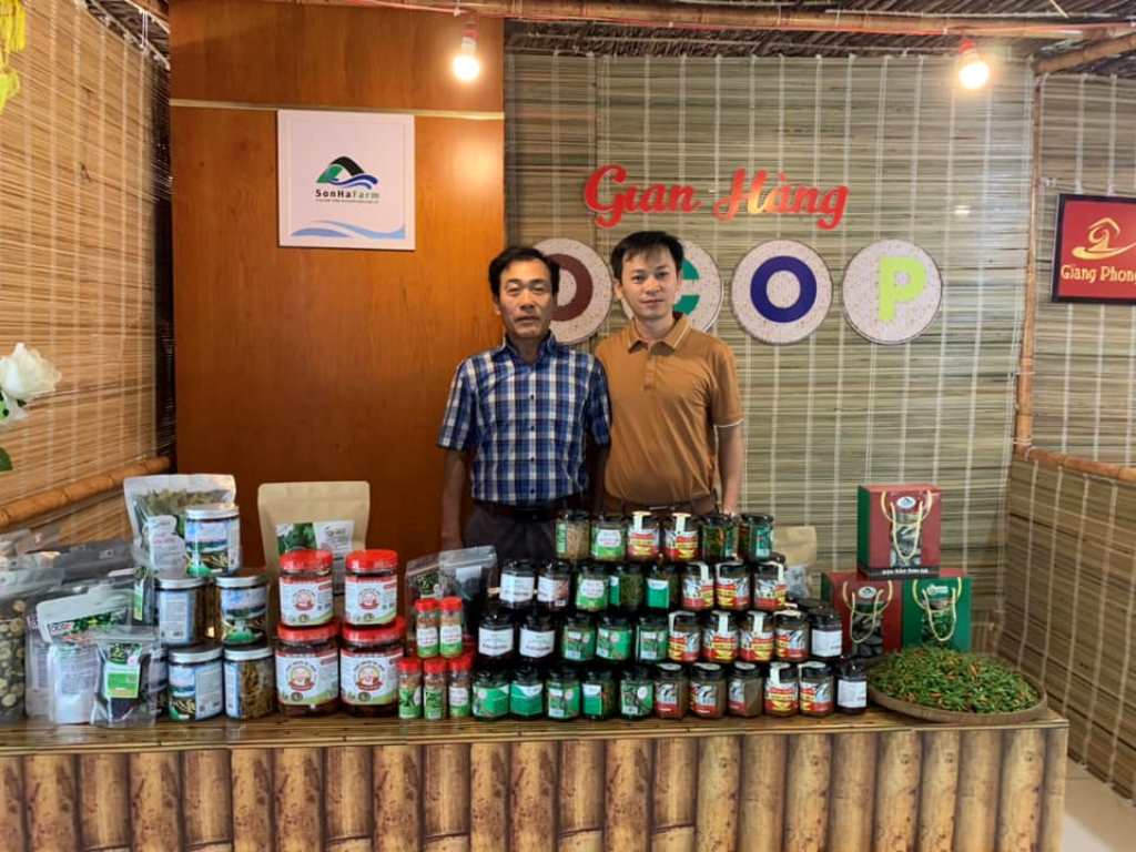 Gian hàng sản phẩm OCOP của HTX nông sản Sạch Sơn Hà trung bày tại Chương trình.