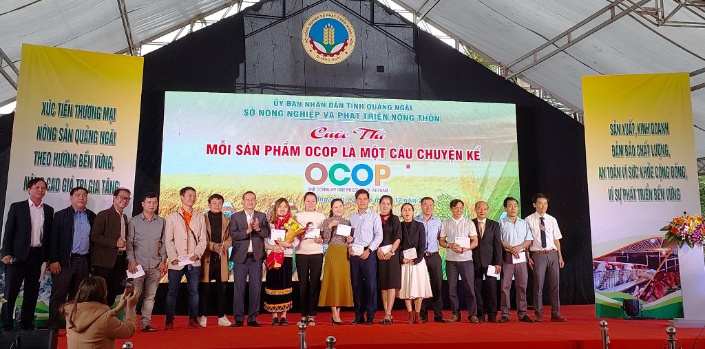 Ban tổ chức trao giải cuộc thi “Mỗi sản phẩm OCOP là một câu chuyện kể” cho các địa phương đạt giải.