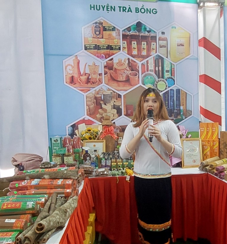 Phần thi thuyết trình sản phẩm của huyện Trà Bồng