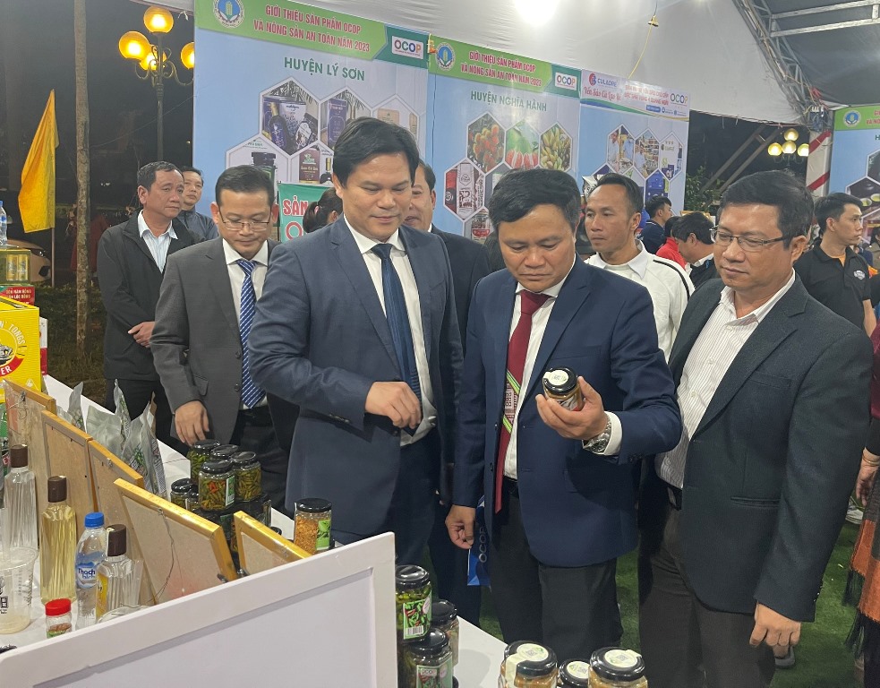 Phó Chủ tịch UBND tỉnh Trần Phước Hiền tham quan các gian hàng Giới thiệu sản phẩm OCOP và nông sản thực phẩm an toàn năm 2023.