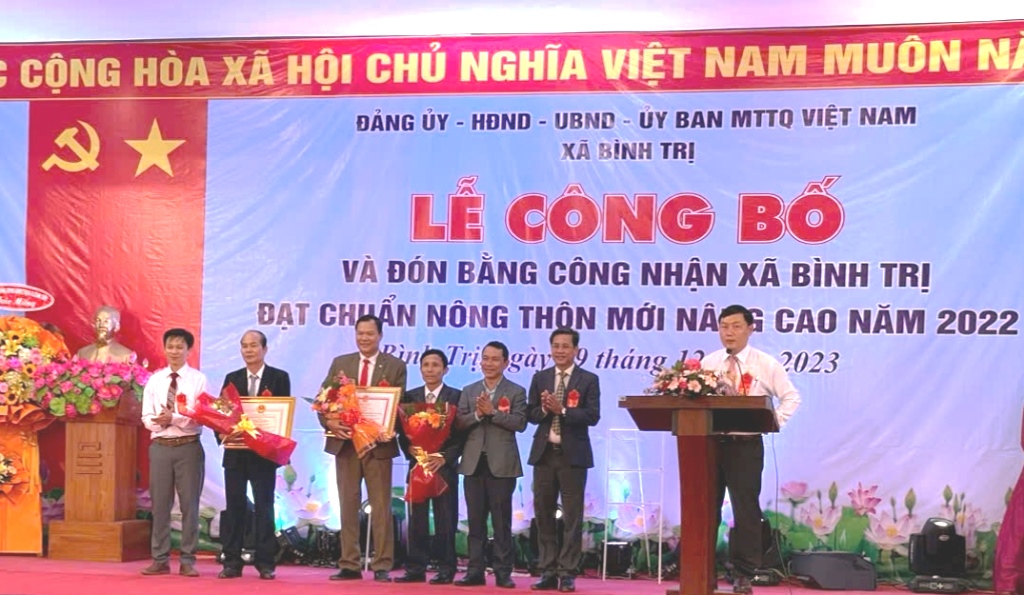 Lãnh đạo Văn phòng Điều phối Chương trình MTQG xây dựng NTM tỉnh Quảng Ngãi và lãnh đạo huyện Bình Sơn trao Bằng công nhận xã đạt chuẩn NTM nâng cao cho Bình Trị.
