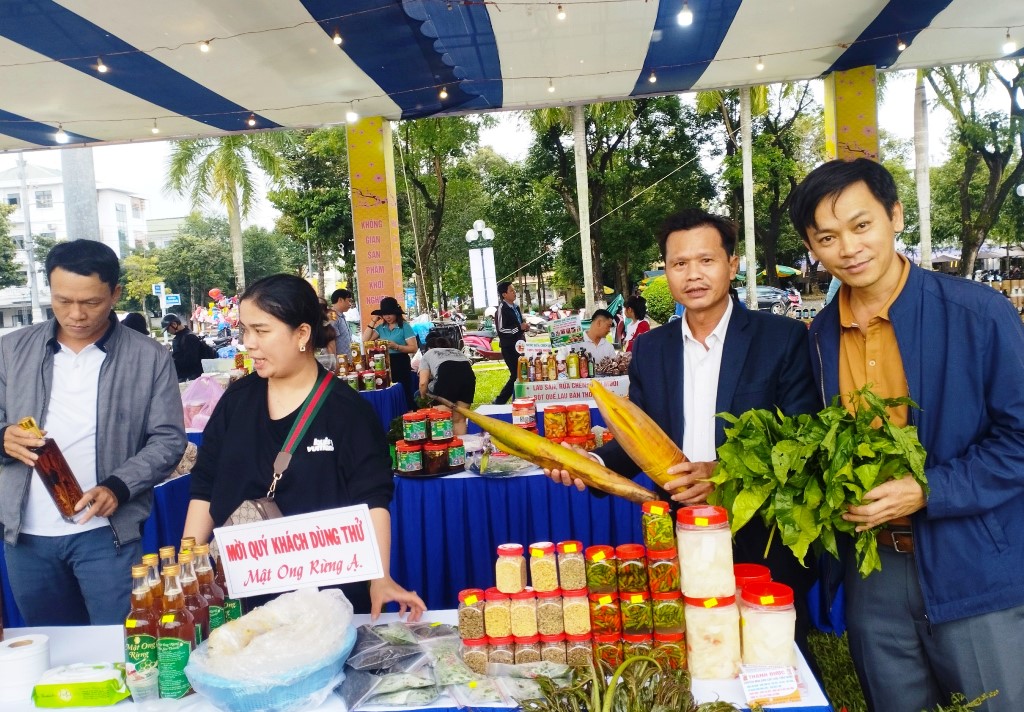 Phiên chợ kết nối sản phẩm vùng cao Quảng Ngãi: Người dân và du khách vẫn có cơ hội lựa chọn những đặc sản, sản phẩm đặc trưng chất lượng của các huyện miền núi ngay tại trung tâm thành phố Quảng Ngãi.
