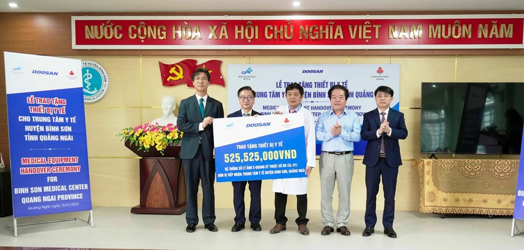 Giám đốc Trung tâm Y tế huyện Bình Sơn Võ Hùng Viễn (giữa) nhận biểu trưng thiết bị y tế trị giá hơn 525 triệu đồng