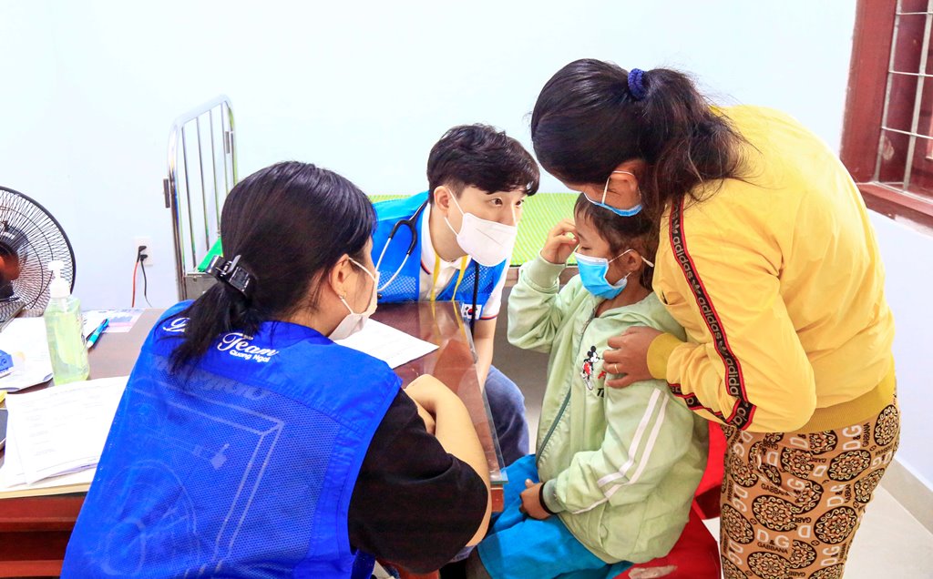 Các y bác sĩ CAU khám, tư vấn & phát thuốc miễn phí cho người dân huyện Bình Sơn