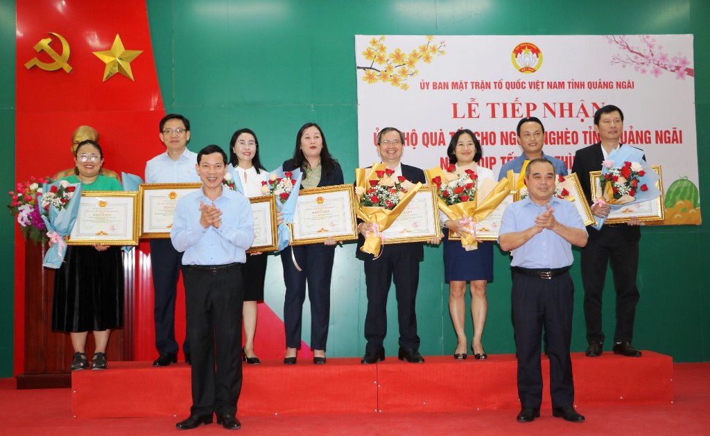 Trao bằng khen của Chủ tịch UBND tỉnh Quảng Ngãi cho các cơ quan, đơn vị, doanh nghiệp đã có thành tích đóng góp, hỗ trợ trong công tác an sinh xã hội