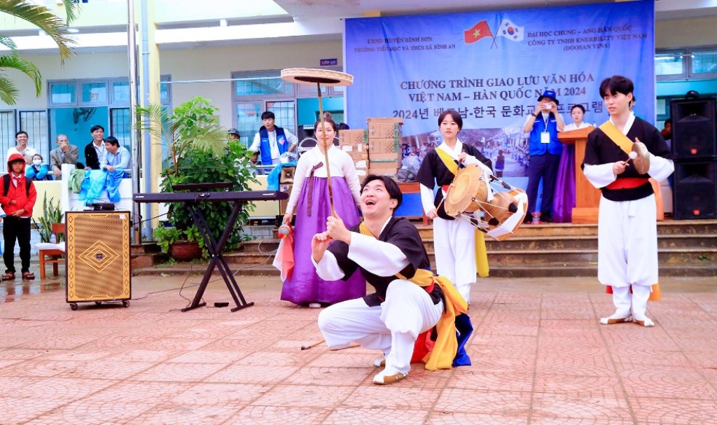 Các tình nguyện viên ĐH Chung Ang giao lưu giáo dục và biểu diễn nghệ thuật cùng các em học sinh Trường Tiểu học Bình An