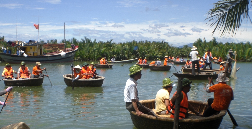 Du khách trải nghiệm tham quan rừng dừng Bảy Mẫu (Hội An) bằng thuyền thúng.