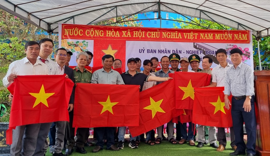 Chính quyền địa phương Bình Châu và Đồn Biên phòng Bình Hải tặng cờ Tổ quốc cho các chủ tàu của xã Bình Châu