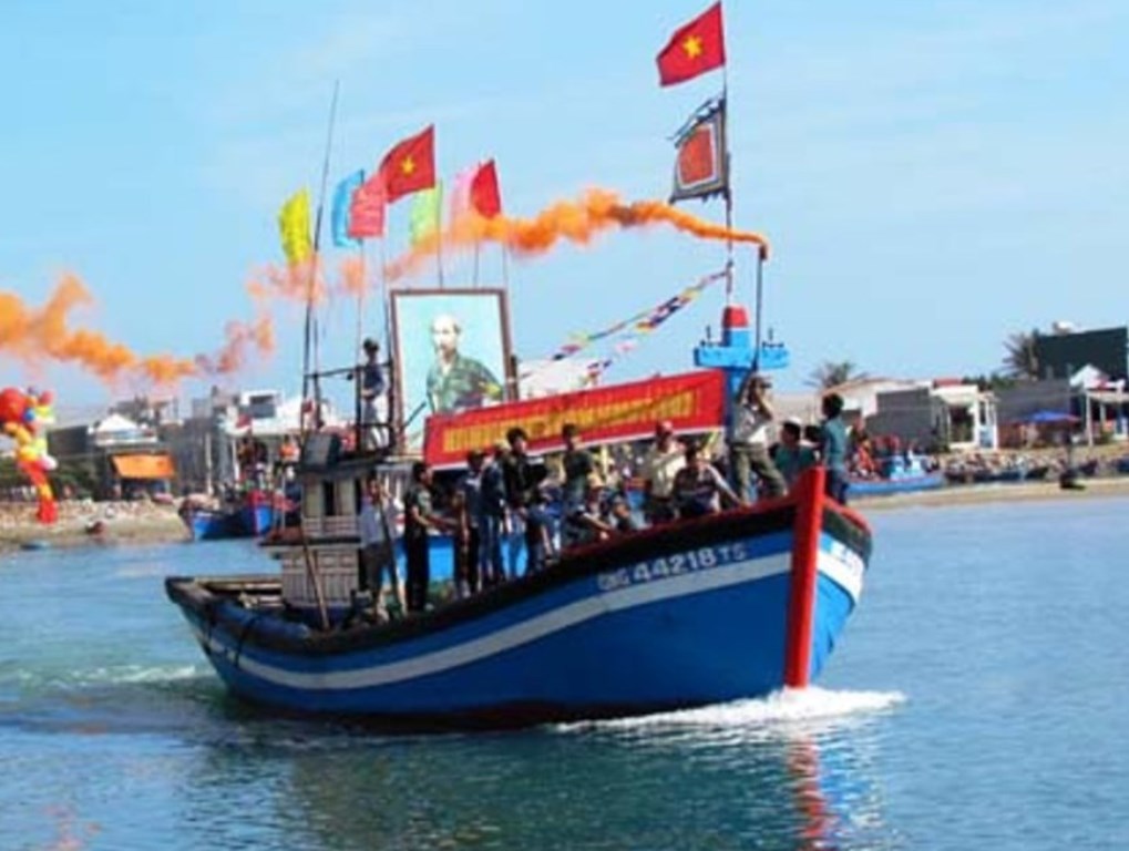 Tàu thuyền của ngư dân Sa Huỳnh “mở của biển” năm mới