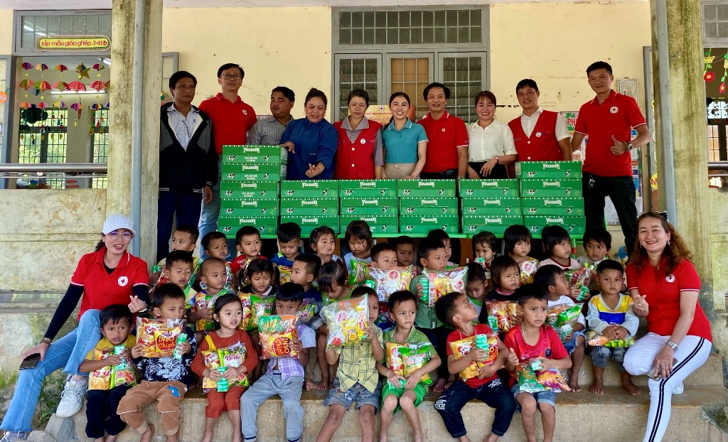 Trao tặng sữa Vinamilk cho các cháu học sinh điểm trường thôn Tà Vay thuộc trường mầm non Đăk Ra Pân, xã Sơn Long, huyện Sơn Tây.