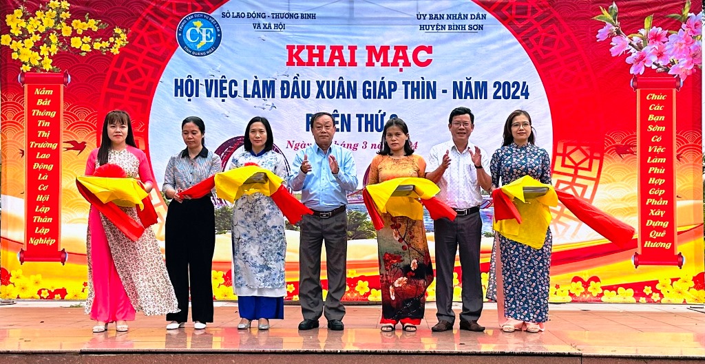 Cắt băng khai mạc Ngày Hội Việc làm Xuân Giáp Thìn - Phiên thứ 2 - 2024 tại huyện Bình Sơn.