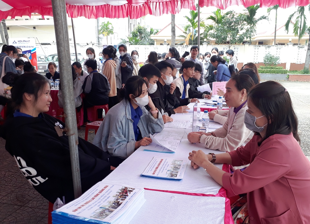 Người lao động được tư vấn chính sách về lao động- việc làm và học nghề tại huyện Bình Sơn