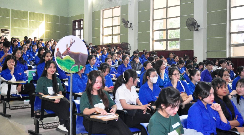 Hơn 600 sinh viên Trường Đại học Quảng Nam tham gia Tọa đàm