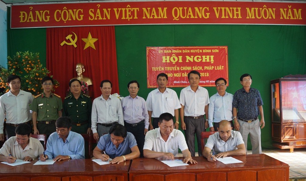 Ngư dân xã Bình Châu (huyện Bình Sơn, Quảng Ngãi) ký cam kết không xâm 