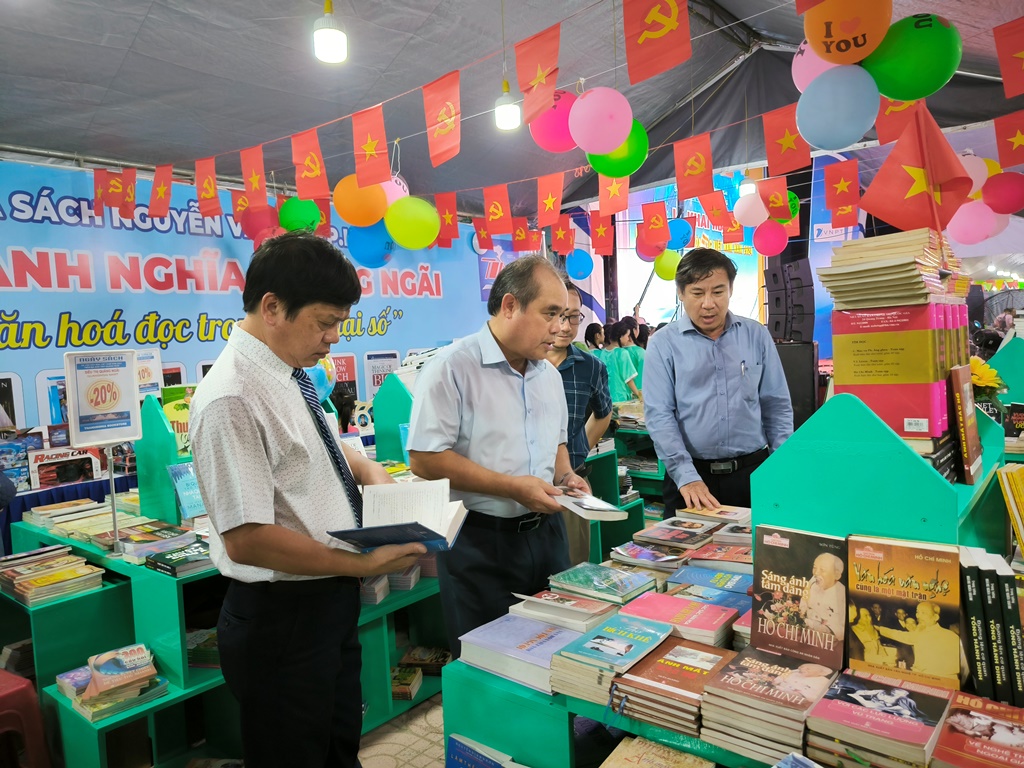 Lãnh đạo tỉnh, các Sở ban ngành tham dự khai mạc Ngày Sách và Văn hóa đọc Việt Nam năm 2024