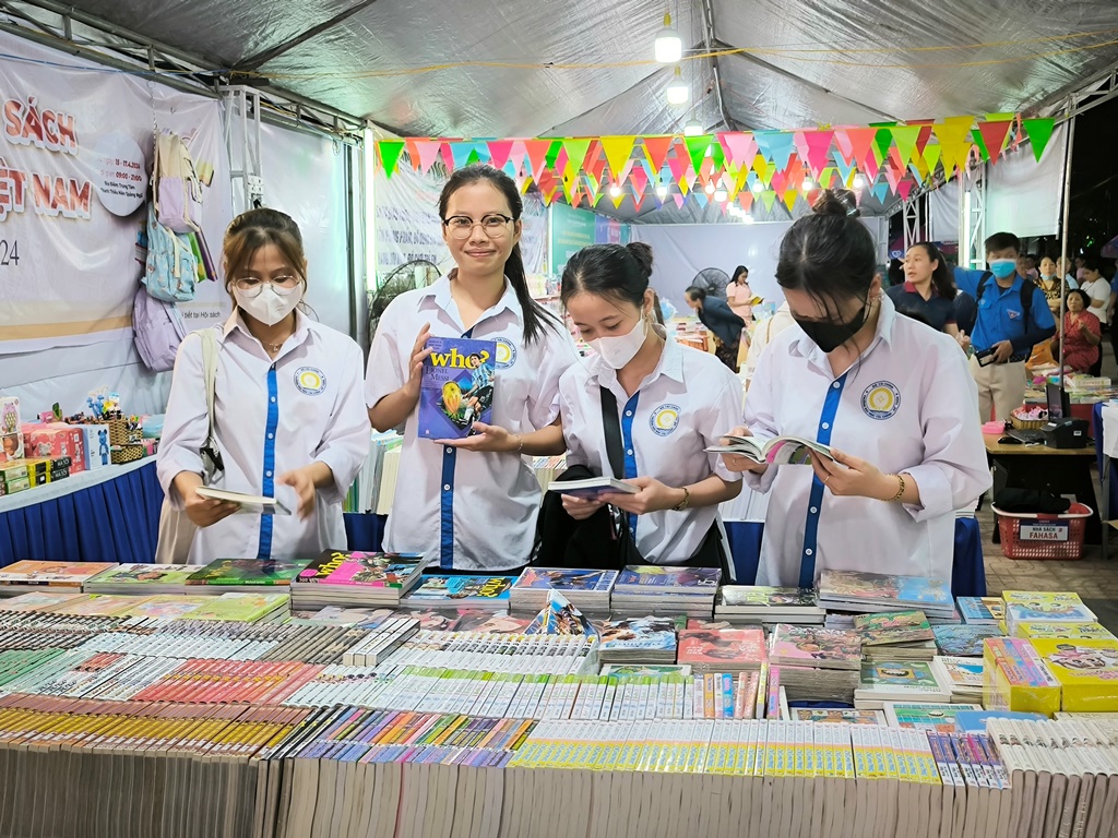 Đông đảo các em học sinh đến với Ngày Sách và Văn hóa đọc Việt Nam năm 2024