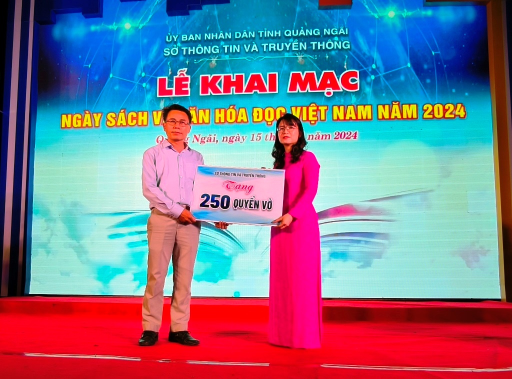 Tặng bảng tượng trưng (250 quyển vở) cho Trường Phổ thông dân tộc bán trú Tiểu học và Trung học cơ sở Sơn Trà, huyện Trà Bồng