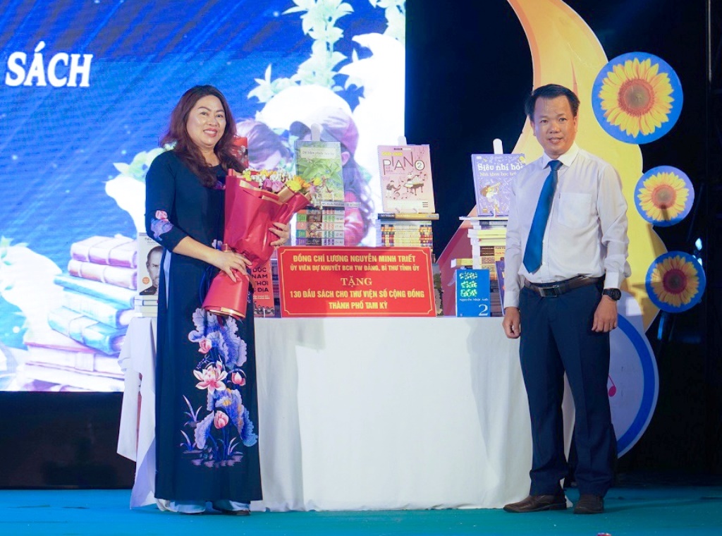 Trưởng ban Tuyên giáo Tỉnh ủy Quảng Nam Nguyễn Thị Thu Lan  trao tặng 130 đầu sách cho thư viện số cộng đồng TP. Tam Kỳ.