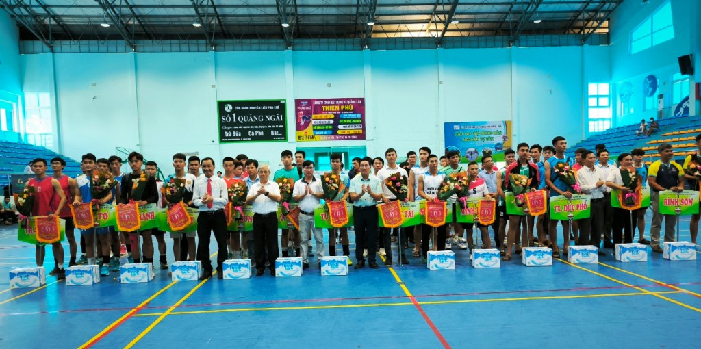 Ban tổ chức tặng hoa và cờ lưu niệm cho 13 đội bóng của các huyện, thị xã, thành phố trên toàn tỉnh tham gia giải
