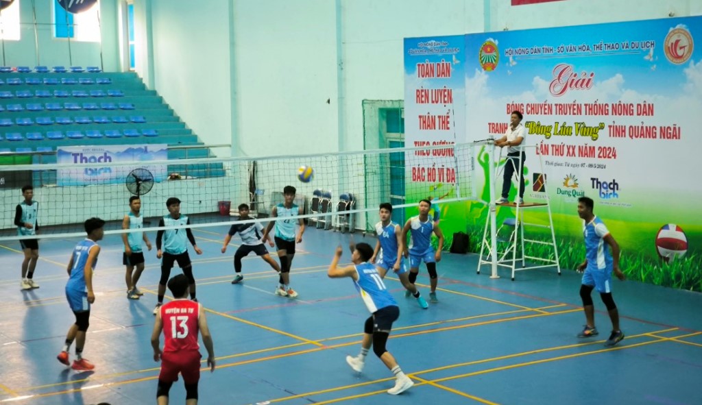 Đội bóng chuyền huyện Ba Tơ và huyện Nghĩa Hành thi đấu ngay buổi khai mạc 
