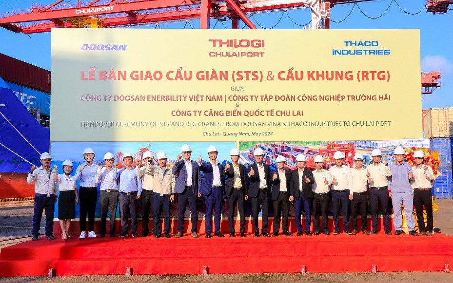 Lễ bàn giao 2 cẩu STS nặng 900 tấn diễn ra tại cảng Chu Lai