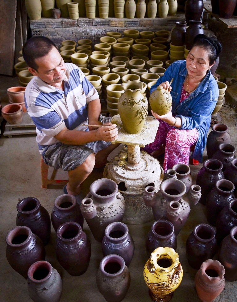 Sản phẩm Lục Bình Gốm Mỹ Thiện được bàn tay khéo léo của hai vợ chồng nghệ nhân Đặng Văn Trịnh, Phạm Thị Kim Cúc đã làm ra những sản phẩm có kiểu dáng mang tính cổ xưa, lôi cuốn người xem...