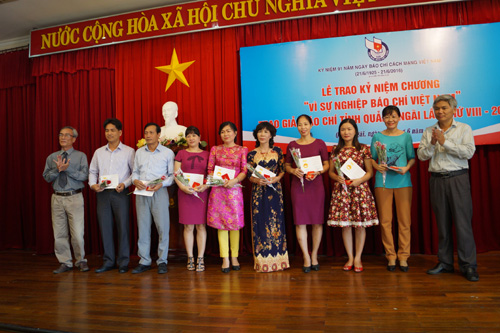 Trao kỷ niệm chương “Vì sự nghiệp báo chí Việt Nam” cho 9 Hội viên