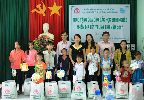 Chi nhánh Ngân hàng CSXH  Quảng Ngãi trao quà cho học sinh nghèo