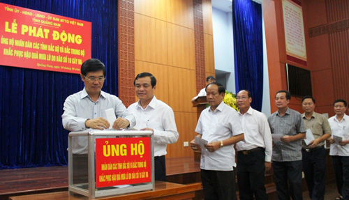 Các lãnh đạo tỉnh Quảng Nam tham gia ủng hộ khắc phục mưa lũ.