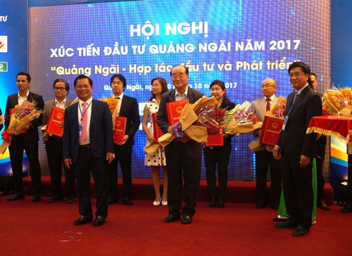 UBND tỉnh Quảng Ngãi trao Giấy chứng nhận đầu tư cho một số nhà đầu tư vào tỉnh