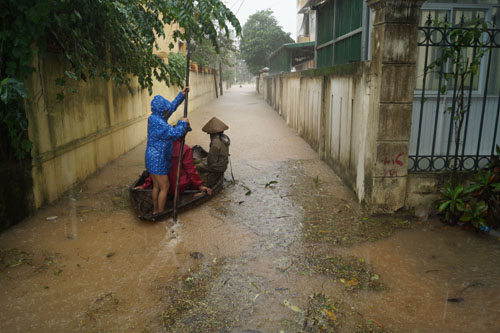  Mưa làm tuyến đường trong khu dân cư ở huyện Bình Sơn (Quảng Ngãi) bị ngập sâu trên 1m