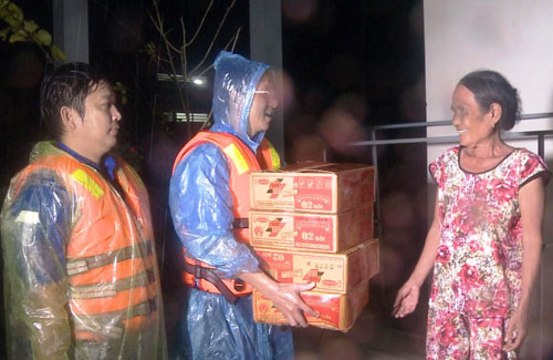 Đoàn viên, thanh niên Quảng Ngãi khẩn cấp đưa hàng cứu trợ đến nhân dân trong vùng lũ.