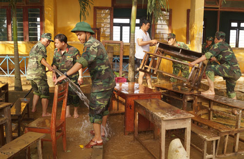  Lực lượng vũ trang dọn bùn, lay bàn ghế cho các Trường học trên địa bản huyện Bình Sơn.