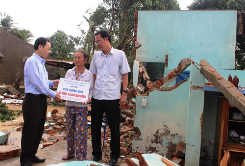  Đoàn lãnh đạo TP Hồ Chí Minh hỗ trợ cho hộ dân có nhà bị sập.