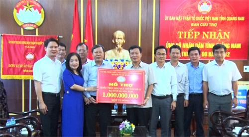 Đoàn lãnh đạo Ngân hàng Nhà nước Việt Nam hỗ trợ 1 tỷ đồng cho đồng bào vùng lũ Quảng Nam.