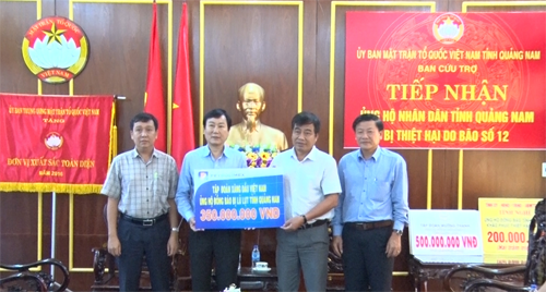Đoàn lãnh đạo công ty xăng dầu Việt Nam hỗ trợ 350 triệu đồng cho đồng bão lũ lụt Quảng Nam.