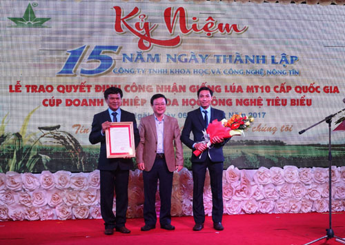  Công ty Nông Tín nhân quyết định công nhận chính thức giống MT10 cấp quốc gia đầu tiên tại tỉnh Quảng Ngãi.