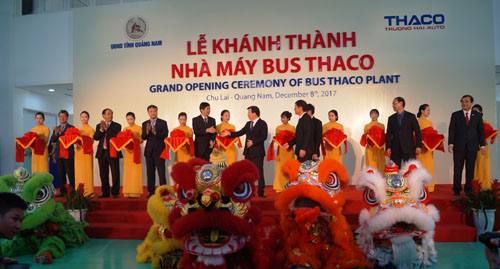  Phó Thủ tướng Chính phủ tham gia cắt băng khánh thành nhà máy Bus Thaco.