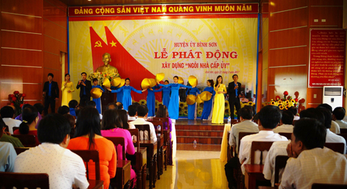 Quang cảnh lễ phát động xây dựng “Ngôi nhà cấp uỷ” của huyện Bình Sơn