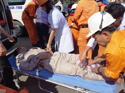 Lực lượng cứu nạn đang đưa hai ngư dân trên bị đau nặng vào bờ cấp cứu.