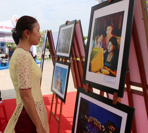 Các vị khách đang tham quan khu triển lãm thành tựu kinh tế- xã hội Quảng Nam.