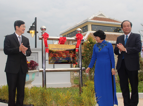         Phó chủ tịch nước Đặng Thị Ngọc Thịnh và lãnh đạo Quảng Nam gắn biển khu lưu niệm.