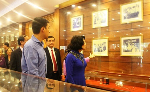 Phó chủ tịch nước Đặng Thị Ngọc Thịnh thăm quan khu lưu niệm Chủ tịch Hội đồng Nhà nước Võ Chí Công.