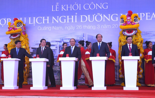 Thủ tướng CP Nguyễn Xuân Phúc cùng lãnh đạo các bộ ngành TW, lãnh đạo tỉnh Quảng Nam bấm nút khởi công dự án.      