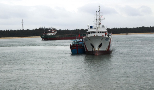 Tàu CSB 6001 lai dắt tàu cá KH 94888 TS vào cập cảng an toàn.         