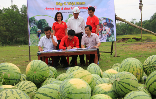 Đại diện Big C ký kết với chính quyền địa phương tỉnh Quảng Ngãi thu mua dưa hấu cho nông dân